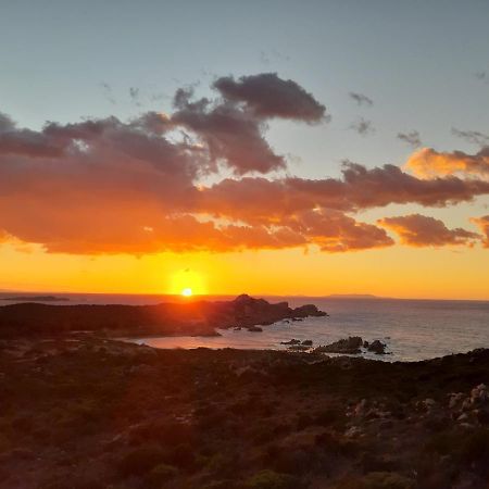 Un Angolo Di Paradiso A Pochi Passi Dal Mare Nel Villaggio Calarossa Isola Rossa Bagian luar foto